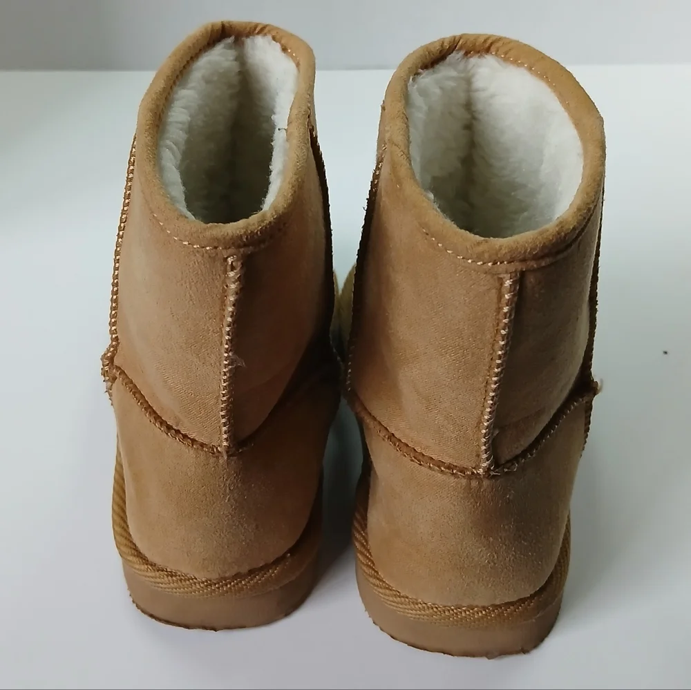 Old Navy Cozy Tan Kids Boots Size 9‎